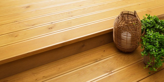 Valtti Plus Wood Oil vähendab aiamööbli ja terrassi puitpinna lõhenemist.