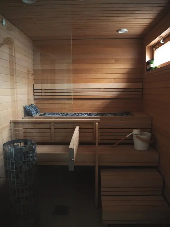 Puunvärinen sauna lasiseinällä 