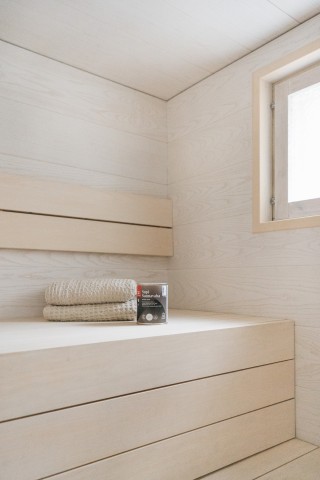 Vaalea moderni sauna, joka on vahattu valkoisella Supi Saunavahalla