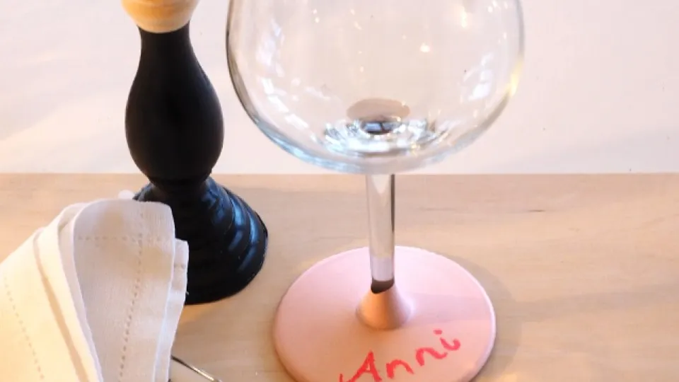 Värvi veinipokaali jalg tahvlivärviga