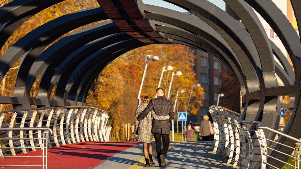 Futuristlik jalakäijate sild Leedus
