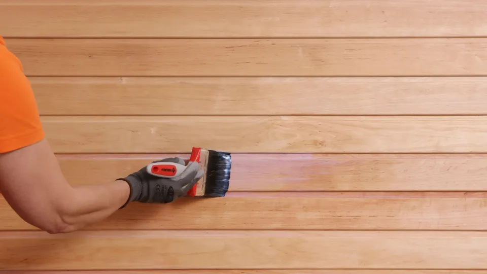 Varem töödeldud sauna voodrilaudade ja palkpindade viimistluse värskendamine puidukaitseainega