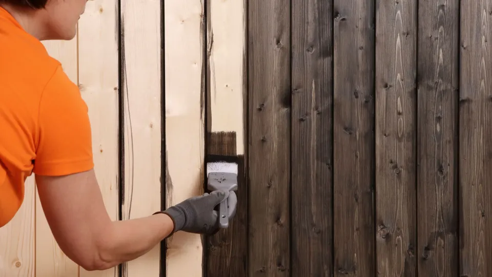 Varem töödeldud sauna puitlaudise ja lavalaudade viimistluse värskendamine saunavahaga