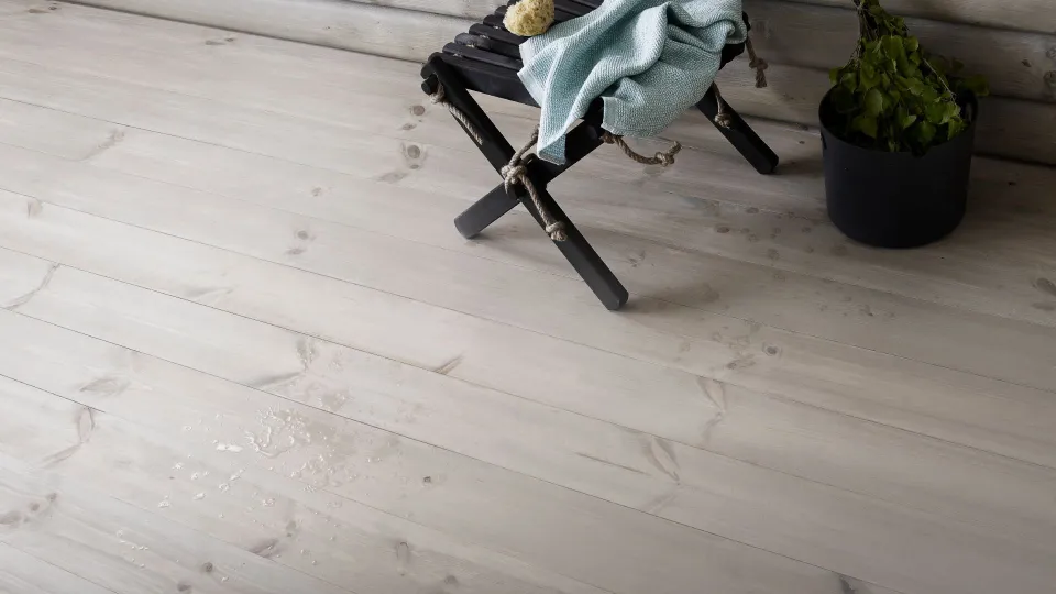 Varem töötlemata sauna puitpõranda ja puidust põrandarestide töötlemine puiduõliga