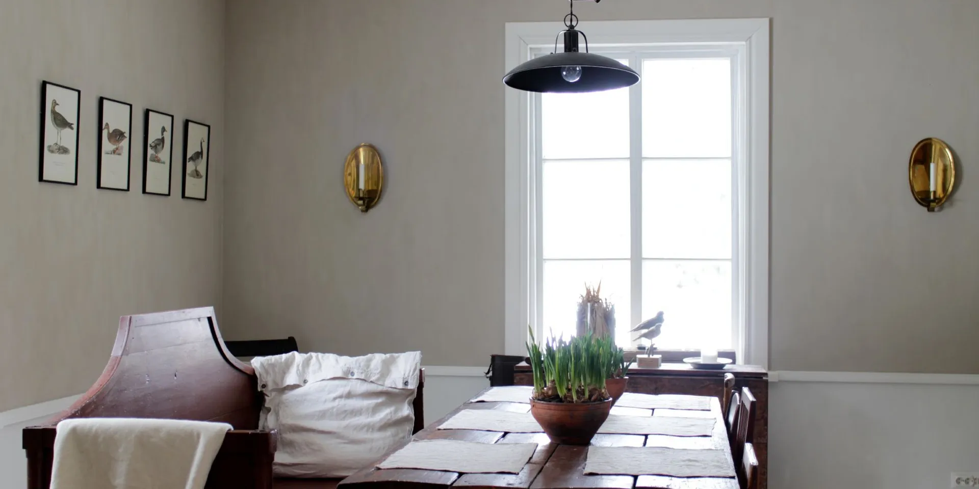 Värvitud sein söögitoas