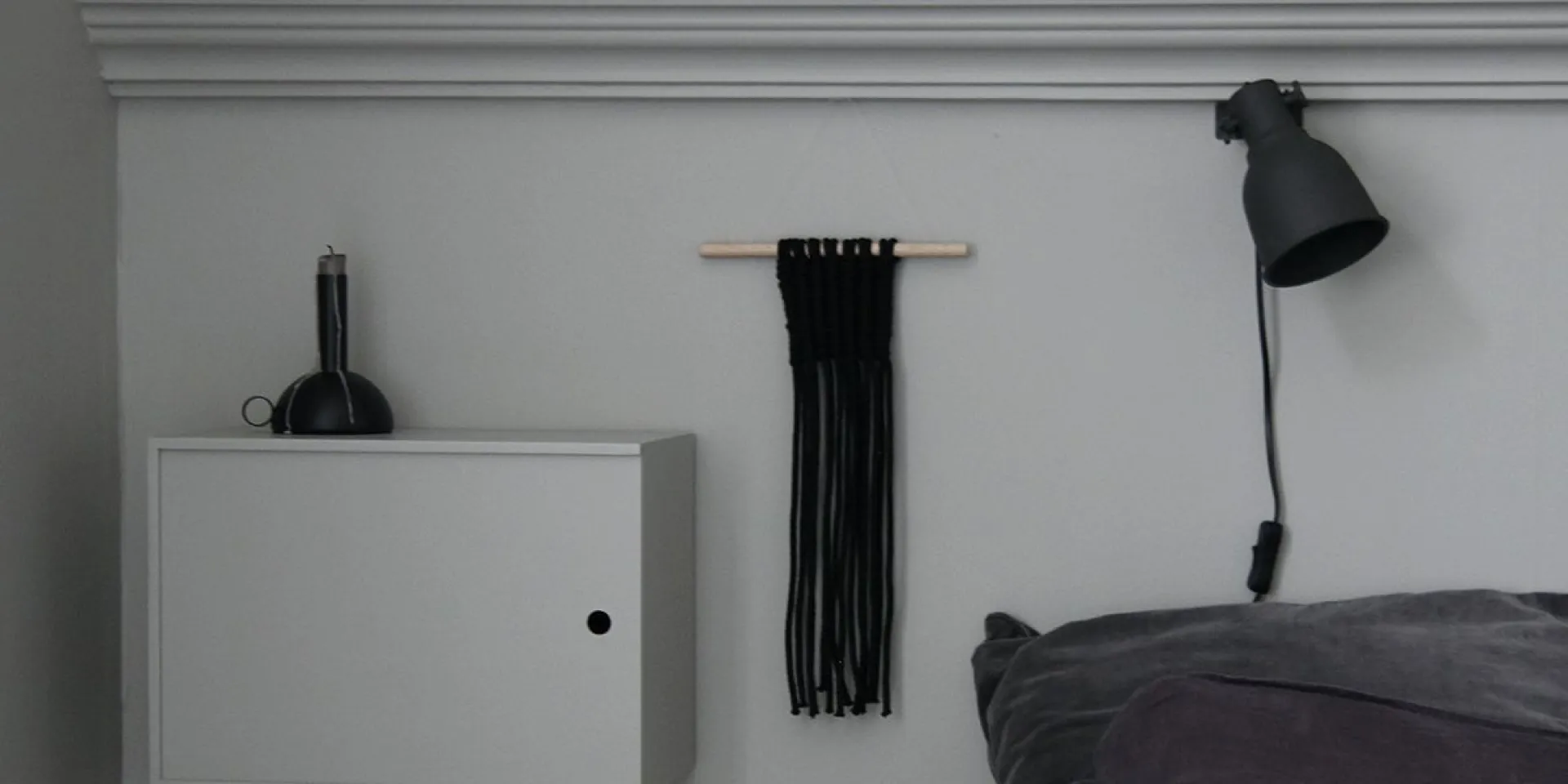 Magamistoa savihallid seinad ja öökapid