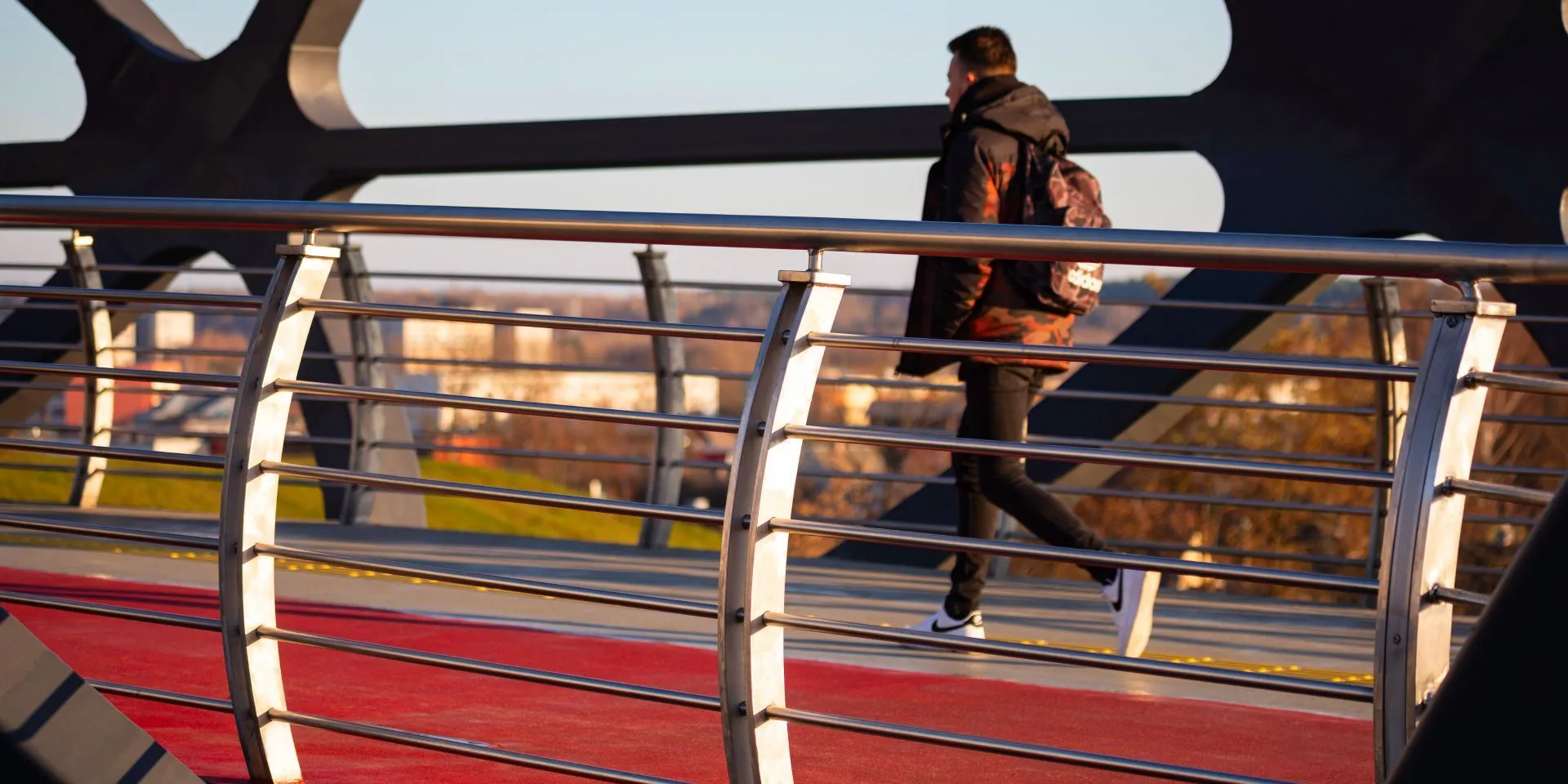 Futuristlik jalakäijate sild Leedus