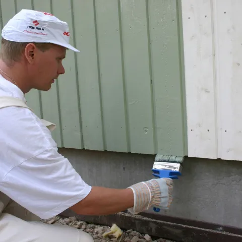 Uute tööstuslikult krunditud välisvoodrilaudade värvimine puitmajavärvidega