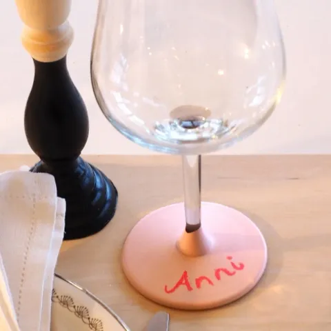 Värvi veinipokaali jalg tahvlivärviga