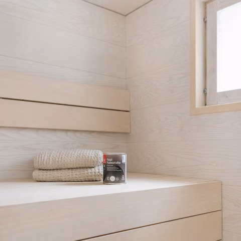Vaalea moderni sauna, joka on vahattu valkoisella Supi Saunavahalla