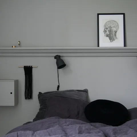 Magamistoa savihallid seinad ja öökapid