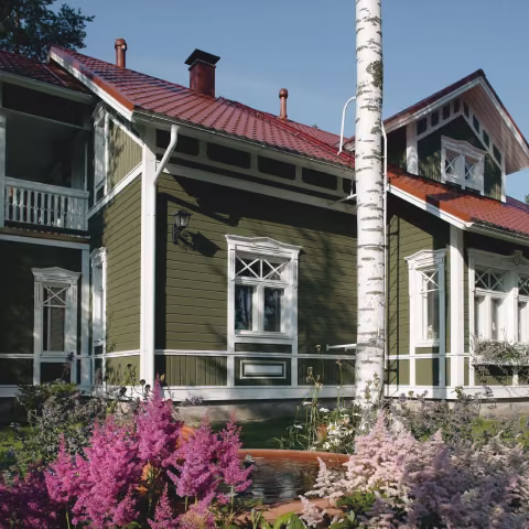 painting wooden house exterior