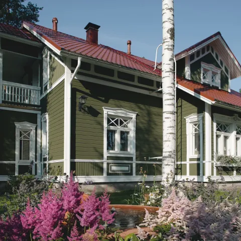 painting wooden house exterior