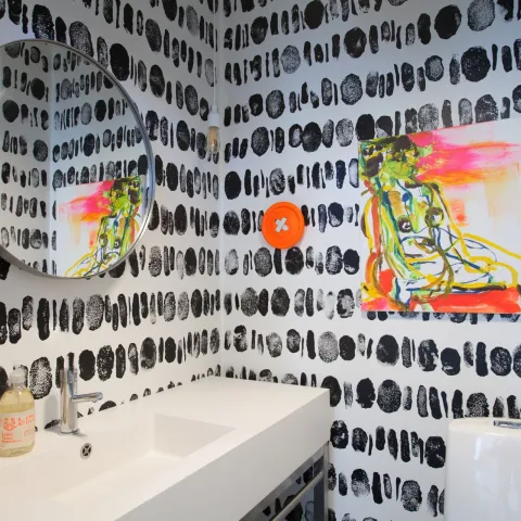 musta-valgekirju muster WC seintel