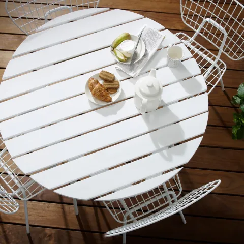 Varem töödeldud aiamööbli värvimine