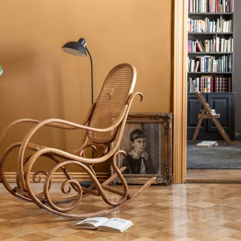 maalähedane kollane seinavärv