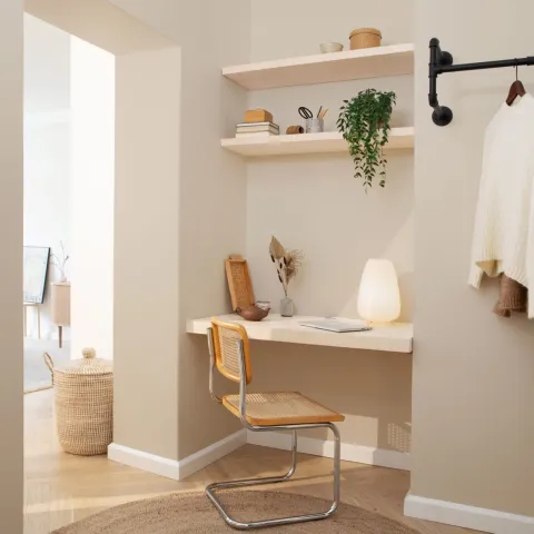 Beež värvitoon kodukontoris