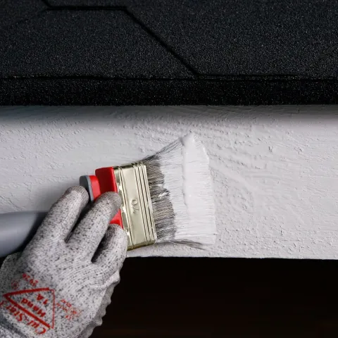 Uute tööstuslikult krunditud räästa- ja nurgalaudade ning muude puitdetailide värvimine