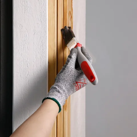 Varem lakitud uste, akende ja liistude lakkimine