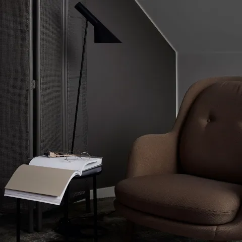 Tumedate toonidega magamistuba