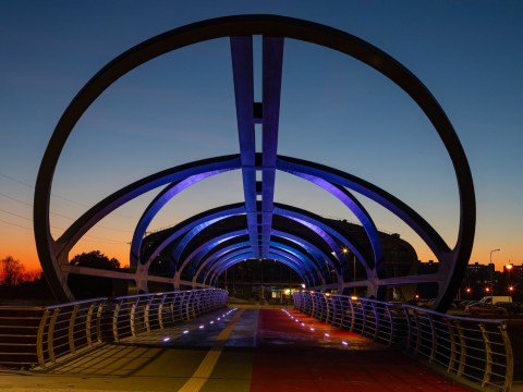 Futuristlik jalakäijate sild Leedus