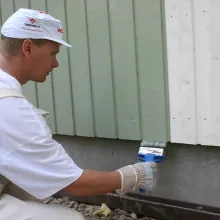 Uute tööstuslikult krunditud välisvoodrilaudade värvimine puitmajavärvidega