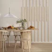 Ruokailutila, jonka lattia on lakattu Pontti-puulattialakalla