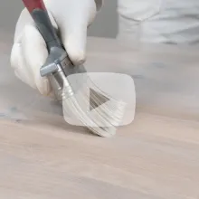 Puitmööbli vahatamine