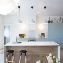 Valgeks värvitud köögiseinad