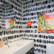 musta-valgekirju muster WC seintel