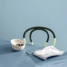 Sinine laud ja tool on värvitud tumesinise ning rohelisega