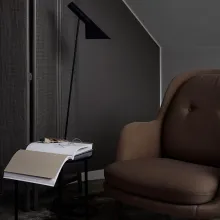 Tumedate toonidega magamistuba