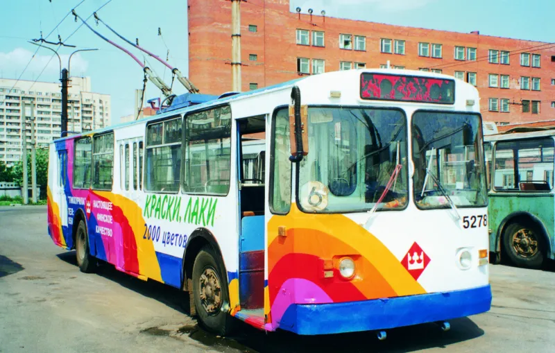 Tikkurila reklaamidega buss Venemaal