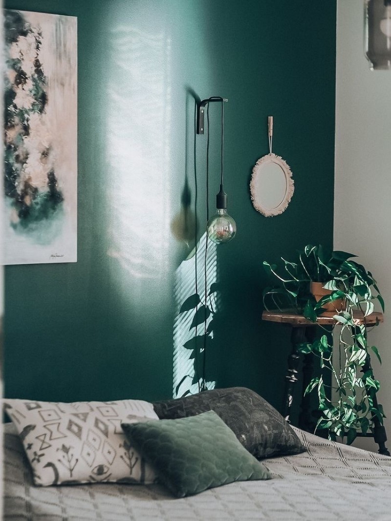 Rikkalik roheline seinatoon magamistoas