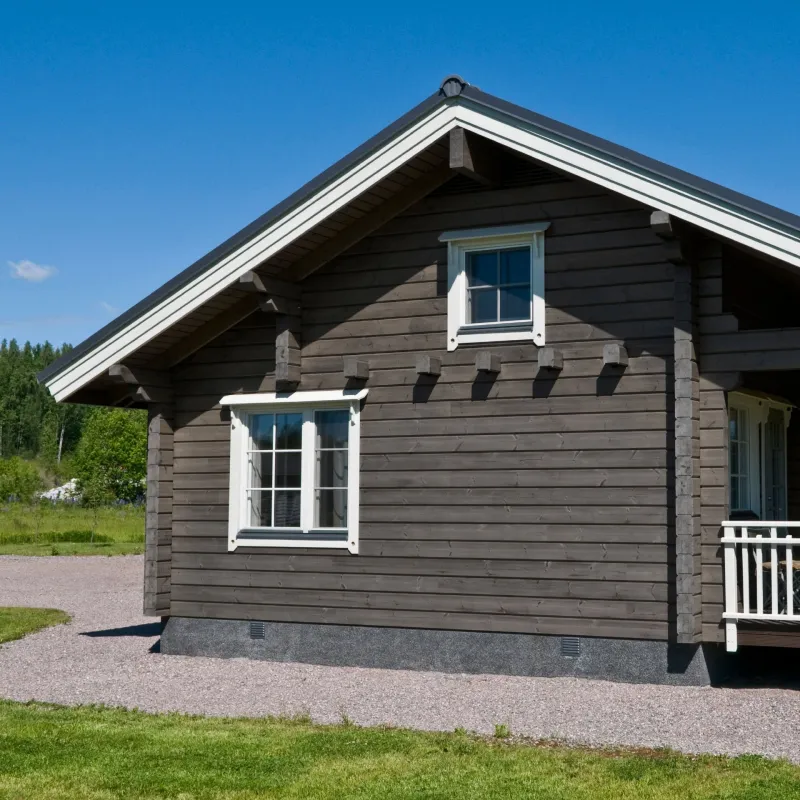 tumma hirsimökki