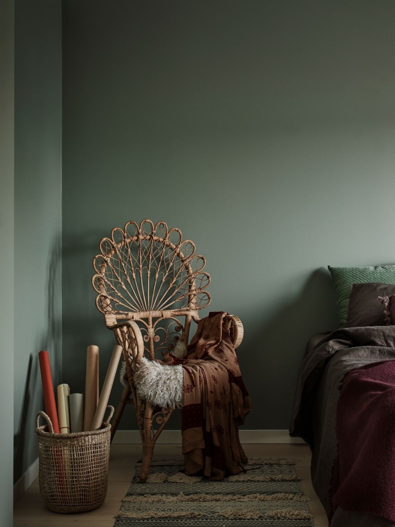 heledam maalähedane roheline ja boheemlikus stiilis magamistuba