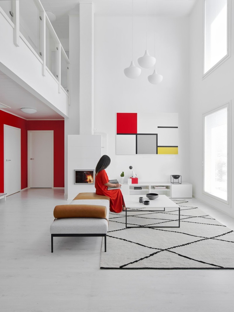 Modernne elutuba valge seina ja särava punase aktsendiga