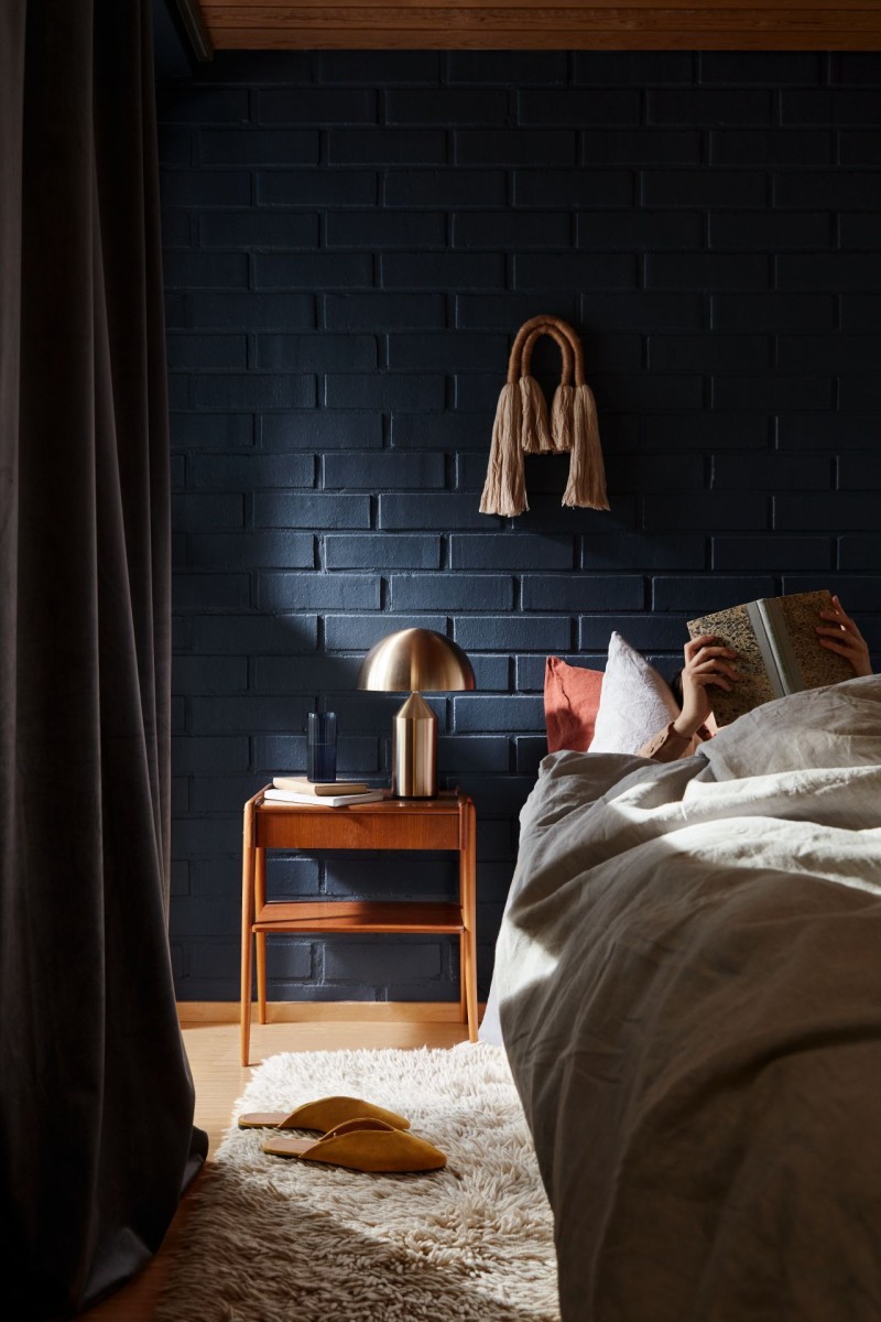 Tume intensiivne sinine seinatoon magamistoas