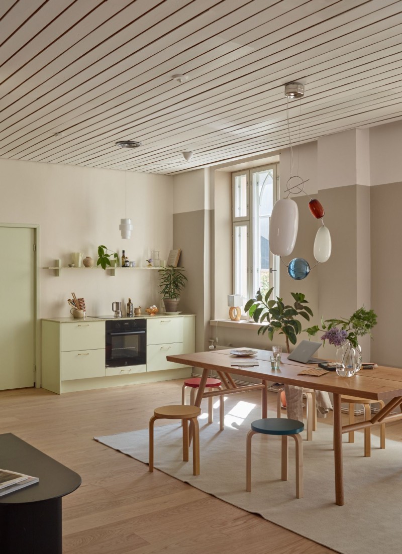 Stuudio koosolekuruum beež sein ja heleroheline köögikapp